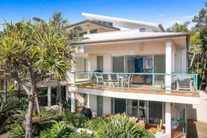 拜伦湾A Perfect Stay - Apartment 3 Surfside的带阳台和棕榈树的大型白色房屋