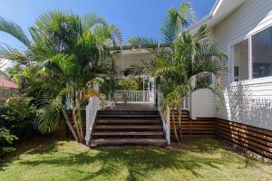 拜伦湾A Perfect Stay - A Summer Cottage的前面有棕榈树的房子