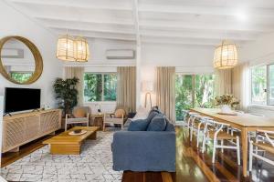 拜伦湾A Perfect Stay - Allure的客厅配有蓝色的沙发和桌子