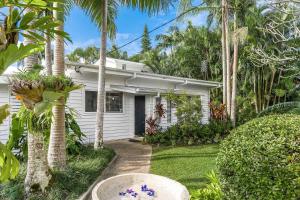 拜伦湾A Perfect Stay - Allure的院子里有棕榈树的白色房子