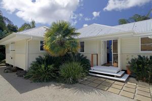 EwingsdaleA Perfect Stay - Abode at Byron的前面有棕榈树的房子
