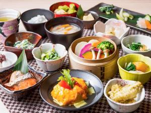 京都Mitsui Garden Hotel Kyoto Station的桌子上放着各种食物的碗