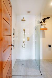 吉利阿尔Villa Markisa - luxury private pool villa Gili Air的带淋浴的浴室和玻璃门