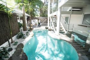 拜伦湾A Perfect Stay - Cactus Rose Villa的一座房子后院的游泳池