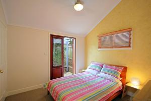 拜伦湾A Perfect Stay - Harkaway的一间卧室设有一张床和一个窗口