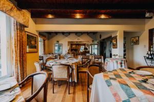 利马切Hotel Fundo Las Tortolas的一间带桌椅的用餐室和窗户。