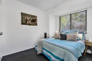 拜伦湾A Perfect Stay - Mahogany Lodge的一间卧室设有一张床和一个窗口