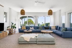 拜伦湾A Perfect Stay - Villa St Helena的客厅配有蓝色的沙发和电视