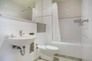 金德拜恩Stockyards 3 - Jindabyne Luxury Townhouse的白色的浴室设有水槽和卫生间。