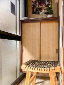 东京草山居A丨55年历史的独栋日式别墅丨体验最地道的日本下町文化丨新宿12min 池袋电车6min的冰箱前的木凳