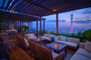 广州广州柏悦酒店的一间享有艾菲尔铁塔景色的餐厅