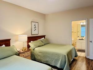 默特尔比奇Two-Bedroom Vacation Condo的一间带两张床的卧室和一间浴室