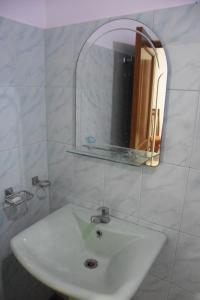 马哈拉贾马Maharagama Shehan Hotel的浴室设有白色水槽和镜子