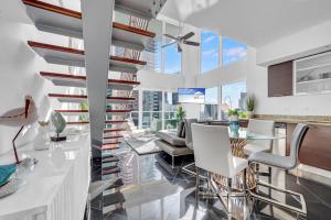 迈阿密Iconic 2 BR LOFT Brickell-Stunning views的厨房和带螺旋楼梯的客厅