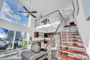 迈阿密Iconic 2 BR LOFT Brickell-Stunning views的一间带楼梯和沙发的客厅