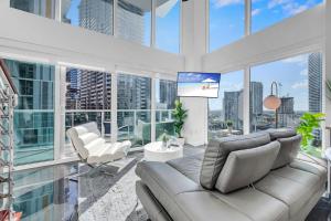 迈阿密Iconic 2 BR LOFT Brickell-Stunning views的带沙发、椅子和窗户的客厅