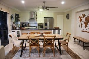 耶蓬Executive Town House - Oceans 3的厨房配有餐桌和椅子