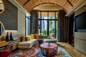 新加坡Artyzen Singapore的客厅配有沙发和桌子