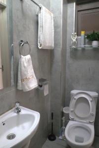 KiambuEl Hogar II的浴室配有白色卫生间和盥洗盆。