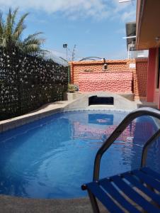 曼塔Posada del sol的游泳池畔的蓝色椅子