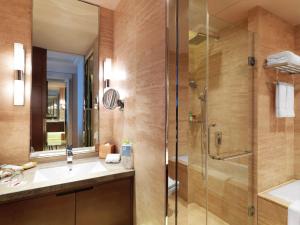 扬州扬州绿地铂骊酒店的一间带水槽和淋浴的浴室