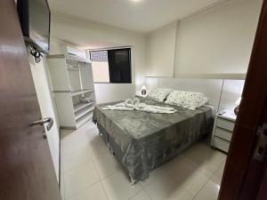 马塞约Apartamento em Maceió á beira mar的一间小卧室,配有床和窗户