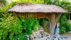 宁平Nan House - Tam Coc的凉亭、茅草屋顶和花园
