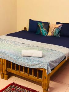 瓦尔卡拉Paradise Inn Beach Resort的房间里的一张床位,上面有毛巾