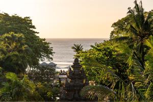 库塔巴厘岛花园海滩假日酒店的度假村的海景