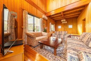 桑名市Nagashima cottage - Vacation STAY 9014的客厅配有沙发和桌子