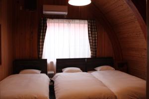 桑名市Nagashima cottage - Vacation STAY 9014的带窗户的客房内的两张床