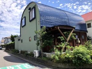 桑名市Nagashima cottage - Vacation STAY 9014的街道边有锡屋顶的房子