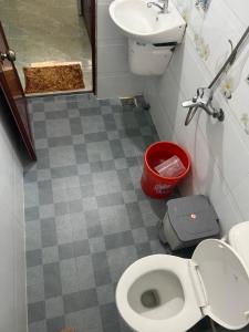 隆海Nhà Nghỉ Tiến Phúc 1的一间带卫生间和水槽的小浴室
