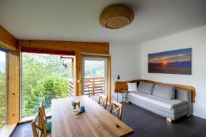 穆劳Panorama Apartment Bauernhof Mandl的客厅配有木桌和沙发