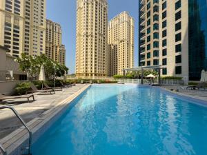 迪拜Boutique Apartment Sea Views - Dubai Marina的一座位于城市的游泳池,有高大的建筑