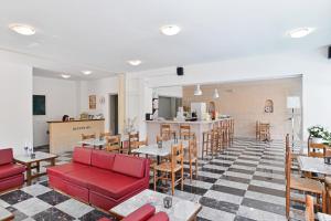 阿吉亚玛丽娜伊拉多酒店的一间带红色桌椅和柜台的餐厅