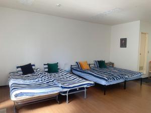 甲府富竹民泊的两张睡床彼此相邻,位于一个房间里