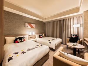 熊本熊本三井花园酒店的酒店客房 - 带两张床和Hello Kitty枕头