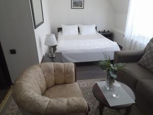 奎兹洛达Hotel KREZ的客厅配有床和沙发