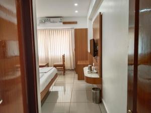 乌杜皮Hotel Janardana的酒店客房设有床和水槽