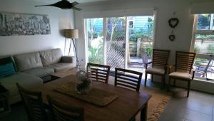 佩里吉安比奇赛尔斯生活风格度假村的客厅配有桌椅和沙发
