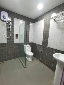 JertihTAMU KoGURU的浴室配有卫生间、淋浴和盥洗盆。