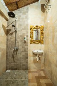 克拉玛斯Nirmala Guest House Surf Keramas的浴室设有水槽和墙上的镜子