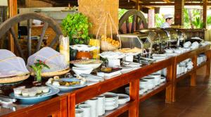 富国Chez Carole Beach Resort Phu Quoc的盘子和碗的自助餐