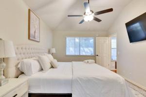 凯尔Charming and Comfort 3BR/2BA Retreat in Kyle的卧室配有白色的床和吊扇
