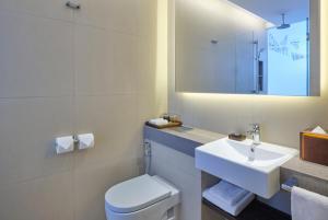 新加坡Aloft Singapore Novena的一间带水槽、卫生间和镜子的浴室
