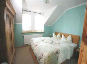 阿伦斯霍普Hotel/Pension Bradhering的一间卧室配有一张蓝色墙壁的床