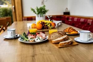 滨湖采尔Villa Frieda的木桌,上面放有食物和烤面包片