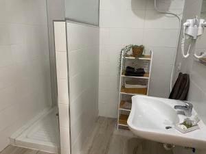 ArguineguínSUNNY DAY DELUXE 1 B的白色的浴室设有水槽和淋浴。
