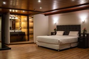 乌鲁班巴Hotel California Urubamba的一间卧室配有一张床,浴室设有水槽